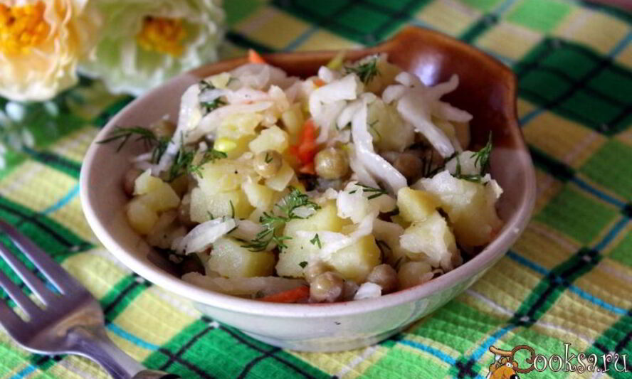 Рецепт постного картофельного салата с квашенной капустой и зеленым горошком
