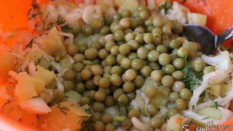 постный картофельный салат с квашенной капустой и зеленым горошком