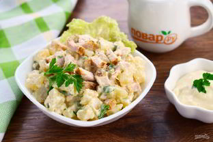 Пряный картофельный салат с курицей