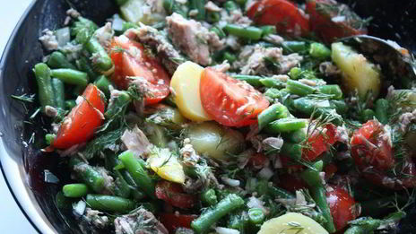 салат из картофеля, фасоли и тунца