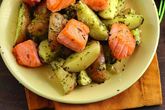 Салат из картофеля с щавелем и лососем