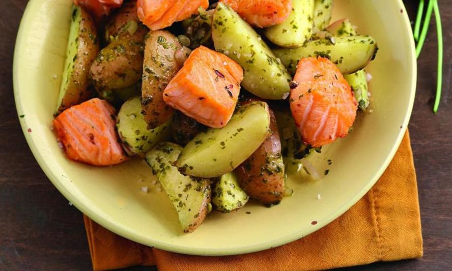 Рецепт салата из картофеля с щавелем и лососем