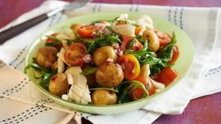 Салат из молодого картофеля и жареных кальмаров с помидорами черри