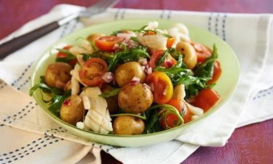Рецепт салата из молодого картофеля и жареных кальмаров с помидорами черри