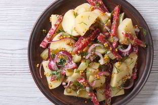 Салат из молодого картофеля с колбасой