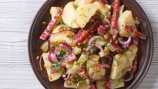 Салат из молодого картофеля с колбасой