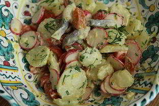 Салат из молодого картофеля с сельдью и редиской