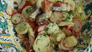 Салат из молодого картофеля с сельдью и редиской