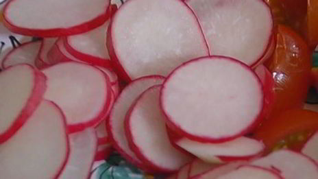 салат из молодого картофеля с сельдью и редиской