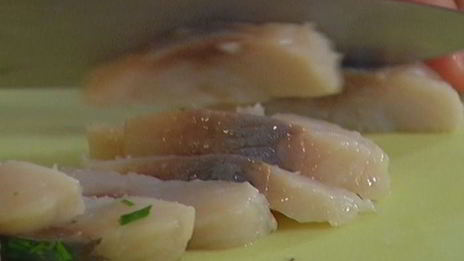 салат из молодого картофеля с сельдью и редиской