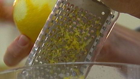 салат из молодого картофеля с сельдью и редиской