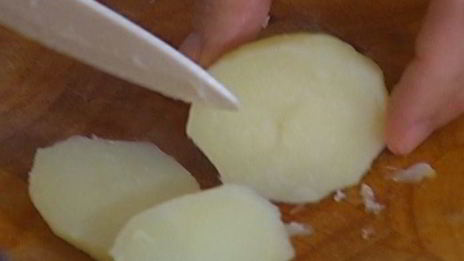 салат из молодого картофеля с сельдью и редиской