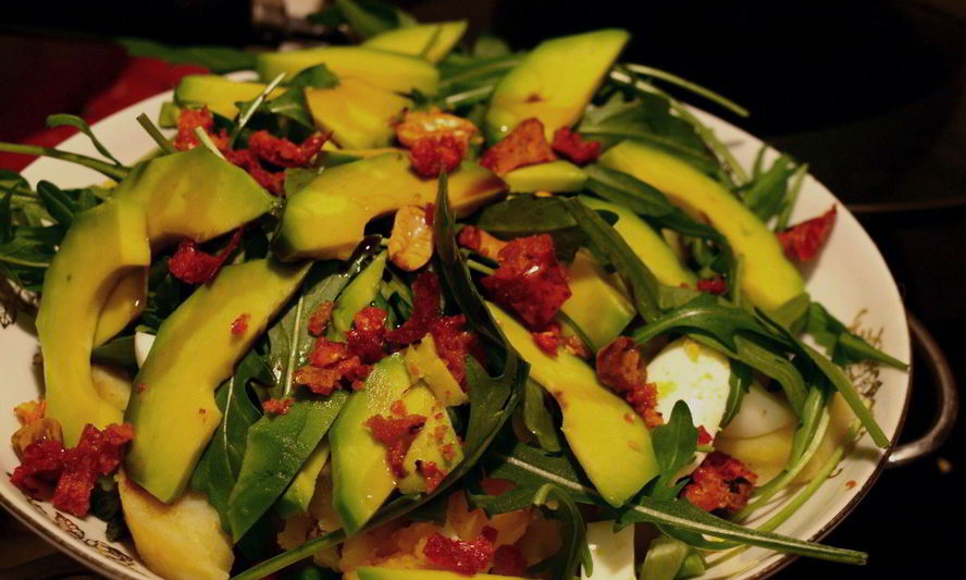 Рецепт салата из молодой спаржи с картофеле, авокадо и рукколой