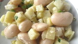 Салат картофельный с фасолью и сметаной