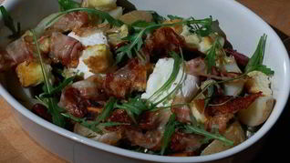 Салат с картофелем, беконом, фасолью и яйцами пашот