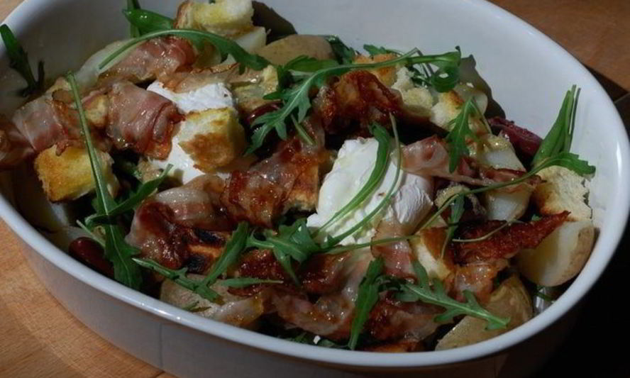 Рецепт салата с картофелем, беконом, фасолью и яйцами пашот