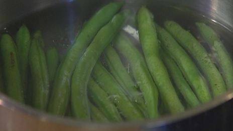 салат с картофелем, беконом, фасолью и яйцами пашот