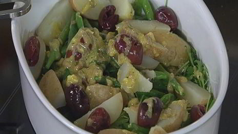 салат с картофелем, беконом, фасолью и яйцами пашот