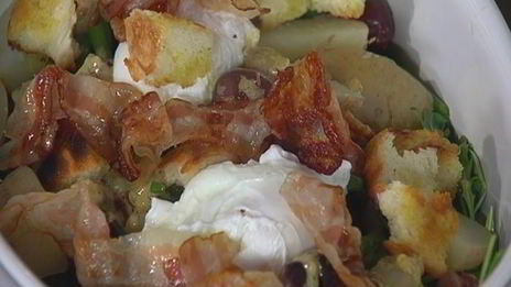 салат с картофелем, беконом, фасолью и яйцами пашот