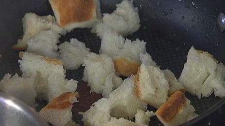 салат с картофелем, беконом, фасолью и яйцами пашот