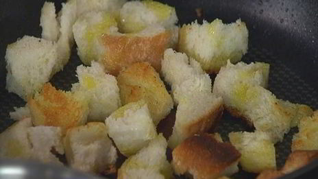 салат с картофелем, беконом, фасолью и яйцами пашот