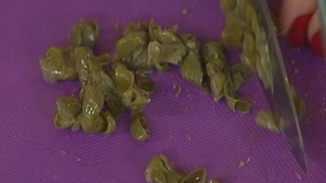 салат с картофелем, беконом, фасолью и яйцами пашот