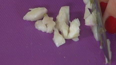 салат с картофелем, беконом, фасолью и яйцами пашот