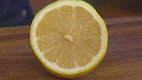 салат с картофелем, беконом, фасолью и яйцами пашот