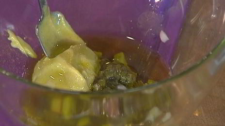 салат с картофелем, беконом, фасолью и яйцами пашот