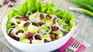 Салат с картофелем, фасолью и луком