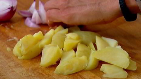 салат с картофелем, фенхелем и копченой семгой