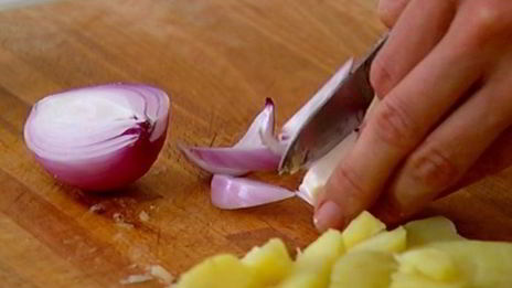 салат с картофелем, фенхелем и копченой семгой