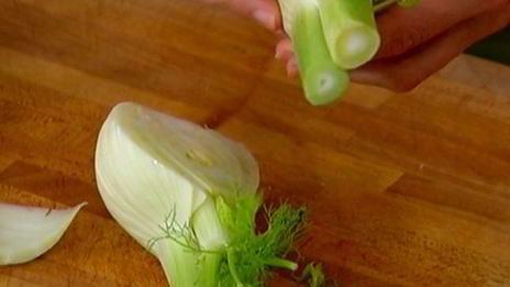 салат с картофелем, фенхелем и копченой семгой