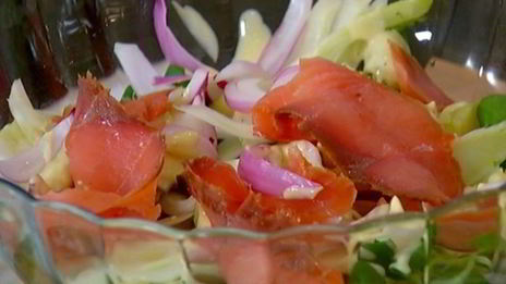 салат с картофелем, фенхелем и копченой семгой