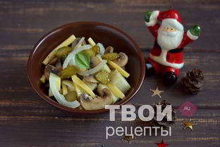 Салат с картофелем, шампиньонами и корнишонами