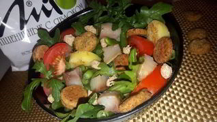 Салат с картофелем, скумбрией и крекерами из отрубей