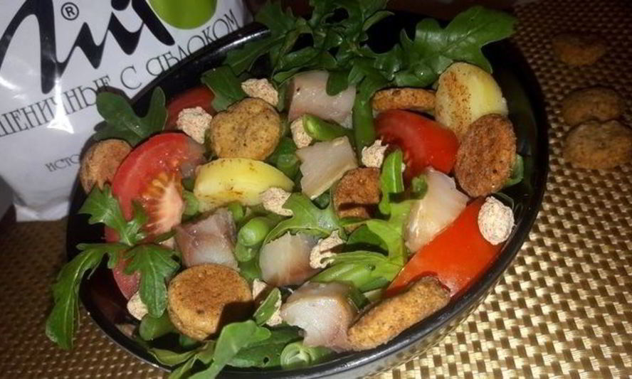 Рецепт салата с картофелем, скумбрией и крекерами из отрубей