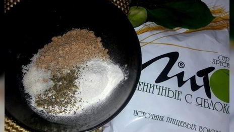 салат с картофелем, скумбрией и крекерами из отрубей