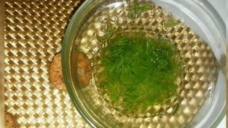 салат с картофелем, скумбрией и крекерами из отрубей