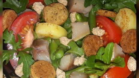 салат с картофелем, скумбрией и крекерами из отрубей