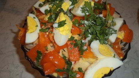 салат с картофелем, свеклой яблоками и болгарским перцем