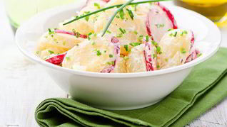 Салат с молодым картофелем и редисом