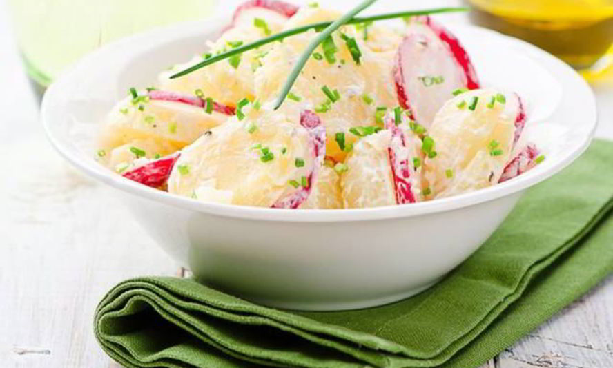 Рецепт салата с молодым картофелем и редисом