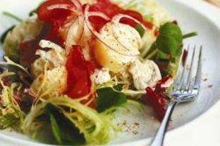 Теплый картофельный салат с бастурмой