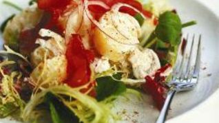 Теплый картофельный салат с бастурмой