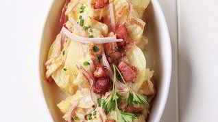 Теплый картофельный салат с беконом и горчичным соусом по-немецки