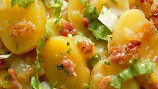 Теплый картофельный салат с хрустящим беконом