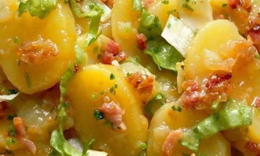 Рецепт теплого картофельного салата с хрустящим беконом