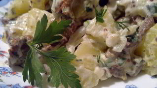 Теплый картофельный салат с лисичками и сметанным соусом