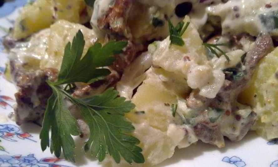 Рецепт теплого картофельного салата с лисичками и сметанным соусом